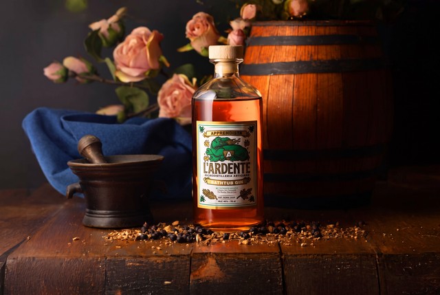 Bottiglia di Apprendista Bathtub Gin de L'Ardente Micro Distilleria Artigiana con botaniche in primo piano